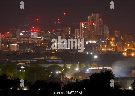 Ein Fernblick auf das Stadtzentrum von Leeds. Die Ansammlung von Gebäuden auf der rechten Seite ist das Arena Quarter, das Studentenunterkünfte ist Stockfoto