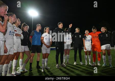 Spieler und Cheftrainer Jimmy Coenraets von OHL feiern nach dem Gewinn eines weiblichen Fußballspiels zwischen Oud Heverlee Leuven und Sporting du Pays de Charleroi am siebten Spieltag der Saison 2022 - 2023 der belgischen Lotto Womens Super League , samstag 15 Oktober 2022 in Oud Heverlee , Belgien . PHOTO SPORTPIX | DAVID CATRY Credit: David Catry/Alamy Live News Stockfoto