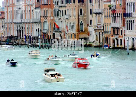 Wassertaxis auf dem Canal Grande in Venedig Stockfoto