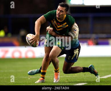 Der Australier Jeremiah Nanai befreit den Ball vom Druck während des Rugby-League-Weltcup-Spiels der Gruppe B im Headingley Stadium, Leeds. Bilddatum: Samstag, 15. Oktober 2022. Stockfoto