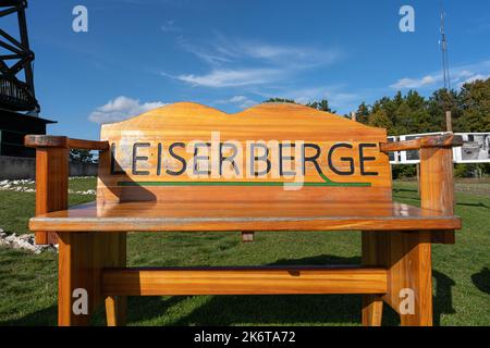 Holzbank am Aussichtsturm Oberleiserberg im Herbst, Niederösterreich Stockfoto