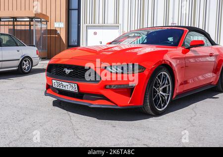 Samara, Russland - 8. Mai 2022: Ford Mustang Fahrzeug mit Autogitter, Logo und Nummernschild. Die Marke Ford ist ein Hersteller von Autos in den USA Stockfoto
