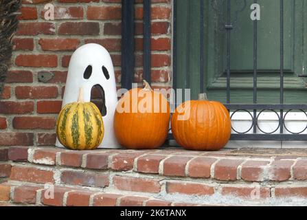 West Hollywood, California, USA 13.. Oktober 2022 Halloween Ghost and Pumpkins auf der Dicks Street am 13. Oktober 2022 in West Hollywood, Kalifornien, USA. Foto von Barry King/Alamy Stockfoto Stockfoto