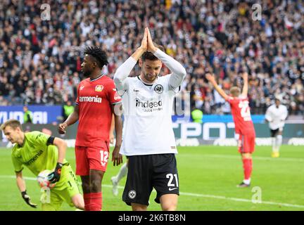 Jubel über den ehemaligen LEV-Spieler Lucas ALARIO (F) nach seinem Tor auf 5:1, Geste, Entschuldigung, Fußball 1. Bundesliga, Spieltag 10., Eintracht Frankfurt (F) - Bayer 04 Leverkusen (LEV), am 15.. Oktober 2022 in Frankfurt/Deutschland. #Die DFL-Vorschriften verbieten die Verwendung von Fotos als Bildsequenzen und/oder quasi-Video # © Stockfoto