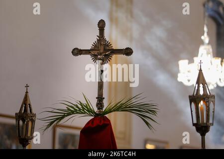 Karwoche. Prozessionskreuz mit grünen Ästen und Laternen mit Kerzen. Traditionelle katholische Feier Palmsonntag. Christlicher Glaube. Rel Stockfoto