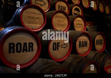 Dublin Irland - 08 31 2022: Vintage Guinness Fässer, ausgestellt im Guinness Storehouse in Dublin, Irland. Stockfoto