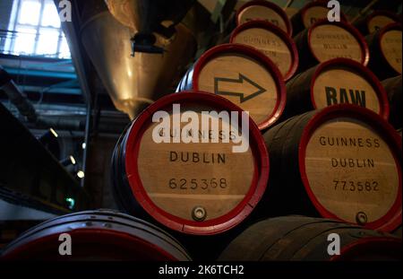 Dublin Irland - 08 31 2022: Vintage Guinness Fässer, ausgestellt im Guinness Storehouse in Dublin, Irland. Stockfoto