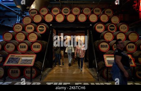 Dublin Irland - 08 31 2022: Vintage Guinness Fässer, ausgestellt im Guinness Storehouse in Dublin, Irland. Stockfoto