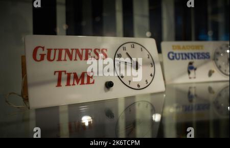 Dublin Irland - 08 31 2022: Alte historische Uhr im Museum des Guinness Storehouse. Stockfoto