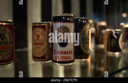 Dublin Irland - 08 31 2022: Alte historische Bierflaschen im Museum des Guinness Storehouse. Stockfoto