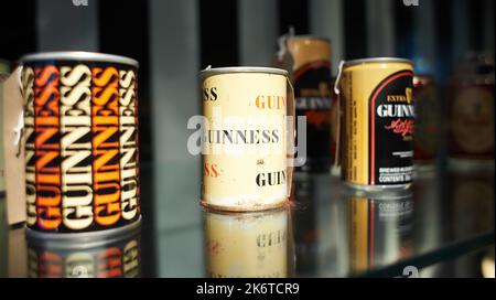 Dublin Irland - 08 31 2022: Alte historische Bierflaschen im Museum des Guinness Storehouse. Stockfoto