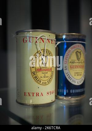 Dublin Irland - 08 31 2022: Alte historische Bierflaschen im Museum des Guinness Storehouse. Stockfoto