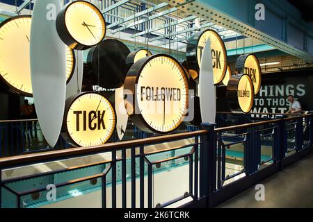 Uhren mit Inschriften "tik, tok und gefolgt".Gelb und Blau Stockfoto