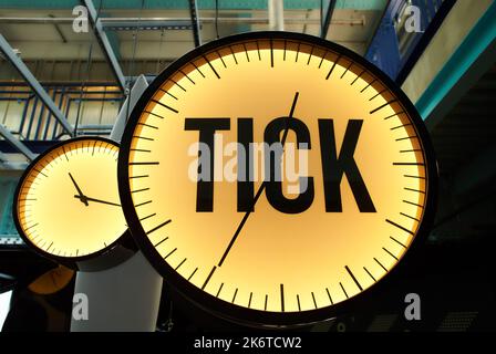 Uhren mit Inschriften "tik, tok und gefolgt".Gelb und Blau Stockfoto