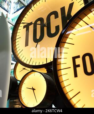 Uhren mit Inschriften "tik, tok und gefolgt".Gelb und Blau Stockfoto