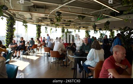 Dublin Irland - 08 31 2022: Führung durch die Bar im Guinness Storehouse Brewery. Berühmte Touristenattraktion Stockfoto