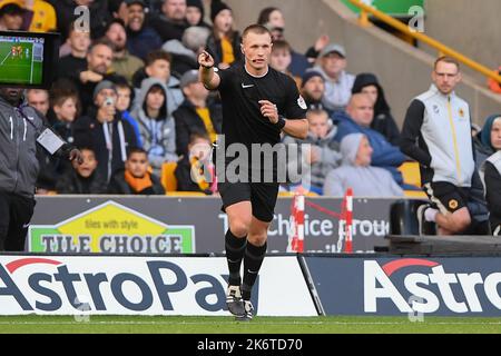 Schiedsrichter Thomas Bramall gibt für eine Waldstrafe während des Premier League-Spiels zwischen Wolverhampton Wanderers und Nottingham Forest am Samstag, 15.. Oktober 2022, in Molineux, Wolverhampton, Auskunft. (Kredit: Jon Hobley | MI News) Kredit: MI Nachrichten & Sport /Alamy Live News Stockfoto