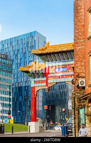 Dekorativer chinesischer Bogen, der 2004 von Shanghai Handwerkern erbaut wurde, steht auf der 11m hohen St. Andrews Street in Chinatown, Newcastle upon tyne, großbritannien Stockfoto