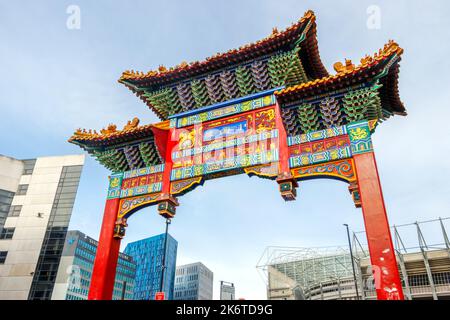 Dekorativer chinesischer Bogen, der 2004 von Shanghai Handwerkern erbaut wurde, steht auf der 11m hohen St. Andrews Street in Chinatown, Newcastle upon tyne, großbritannien Stockfoto