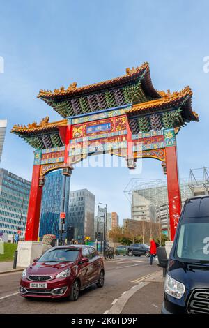 Dekorativer chinesischer Bogen, der 2004 von Shanghai Handwerkern erbaut wurde, steht auf der 11m hohen St. Andrews Street in Chinatown, Newcastle upon tyne, großbritannien Stockfoto