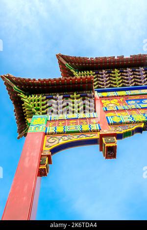 Dekorativer chinesischer Bogen, der 2004 von Shanghai Handwerkern erbaut wurde, steht auf der 11m hohen St. Andrews Street in Chinatown, Newcastle upon tyne, großbritannien Stockfoto