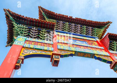 Dekorativer chinesischer Bogen, der 2004 von Shanghai Handwerkern erbaut wurde, steht auf der 11m hohen St. Andrews Street in Chinatown, Newcastle upon tyne, großbritannien Stockfoto