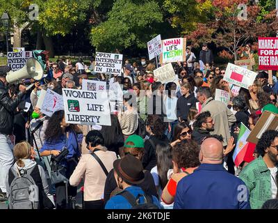 New York, Usa. 15. Oktober 2022. New Yorker versammeln sich im Washington Square Park, um die grundlegenden Menschenrechte für die Menschen im Iran zu unterstützen. Diese Demonstration steht im Zusammenhang mit dem Tod von Masha Amini, einer 22-jährigen Iranerin, die in Polizeigewahrsam starb, nachdem sie angeblich die Hijab-Regeln des Landes verletzt hatte. Ihr Tod hat Proteste im Iran und in anderen Ländern ausgelöst. (Foto von Ryan Rahman/Pacific Press) Quelle: Pacific Press Media Production Corp./Alamy Live News Stockfoto