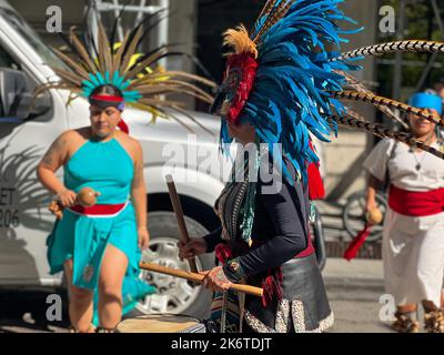 New York, Usa. 15. Oktober 2022. Hunderte marschieren im Madison Square Park in New York City während der jährlichen Parade der indigenen Völker der Amerikas 1.. (Foto von Ryan Rahman/Pacific Press) Quelle: Pacific Press Media Production Corp./Alamy Live News Stockfoto