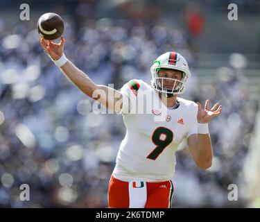 Blacksburg, Virginia, USA. 22. September 2022. Miami Hurricanes Quarterback Tyler Van Dyke (9) spielt beim NCAA-Fußballspiel zwischen den Miami Hurricanes und den Virginia Tech Hokies im Lane Stadium in Blacksburg, Virginia, den Ball. Greg Atkins/CSM/Alamy Live News Stockfoto