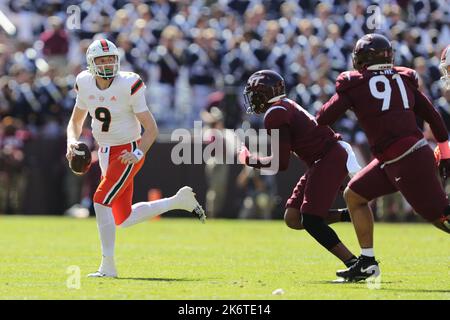 Blacksburg, Virginia, USA. 22. September 2022. Miami Hurricanes Quarterback Tyler Van Dyke (9) scheint während des NCAA-Fußballspiels zwischen den Miami Hurricanes und den Virginia Tech Hokies im Lane Stadium in Blacksburg, Virginia, zu passieren. Greg Atkins/CSM/Alamy Live News Stockfoto