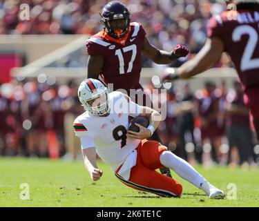 Blacksburg, Virginia, USA. 22. September 2022. Miami Hurricanes Quarterback Tyler Van Dyke (9) rutscht während des NCAA-Fußballspiels zwischen den Miami Hurricanes und den Virginia Tech Hokies im Lane Stadium in Blacksburg, Virginia. Greg Atkins/CSM/Alamy Live News Stockfoto