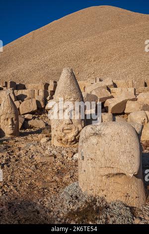 Statue von Herakles und Adler die riesigen Statuen im Mount Nemrut National Park. Aufgenommen in die UNESCO-Liste des Weltkulturerbes. Stockfoto