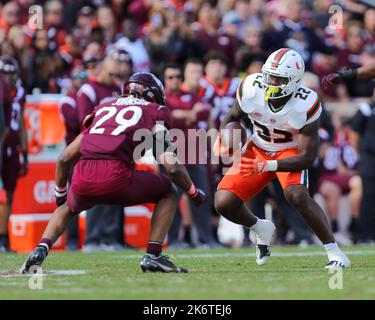 22. September 2022: Miami Hurricanes laufen zurück Thaddius Franklin Jr. (22) rauscht den Ball während des NCAA-Fußballspiels zwischen den Miami Hurricanes und den Virginia Tech Hokies im Lane Stadium in Blacksburg, Virginia. Greg Atkins/CSM Stockfoto