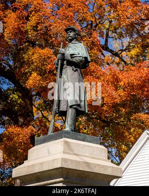 Chester, VT - USA - 8. Okt. 2022 Nahaufnahme des 8 Meter langen bronzenen Soldatendenkmals auf einer 12 Meter hohen Granitbasis in Chester, VT. An der Hauptstraße gelegen, Stockfoto