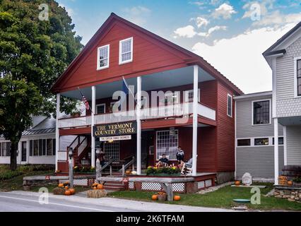 Weston, VT - USA - 7. Oktober 2022 Horizontale herbstliche Ansicht der Touristen außerhalb des historischen, familiengeführten roten Vermont Country Store aus Holz im malerischen Stockfoto