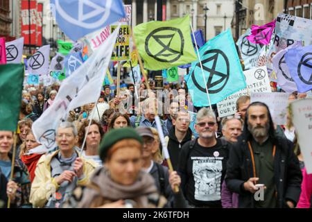 London, Großbritannien. 14. Oktober 2022. Hunderte von Demonstranten des Aussterbungsaufstandes demonstrieren in Westminster gegen die Klimakrise und steigende Energiekosten. (Foto von Steve Taylor/SOPA Images/Sipa USA) Quelle: SIPA USA/Alamy Live News Stockfoto