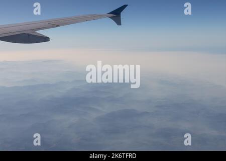 Blick auf die Passagiere von einem kommerziellen Jet, der über den Rauch von Waldbränden im Süden von Oregon fliegt. Stockfoto