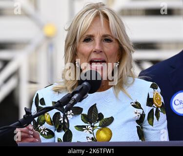 Orlando, Florida. 15. Oktober 2022. Die First Lady der Vereinigten Staaten Dr. Jill Biden hält bei einer Kundgebung in Orlando, Florida, am Samstag, dem 15. Oktober 2022, Bemerkungen Foto von Joe Marino/UPI Credit: UPI/Alamy Live News Stockfoto