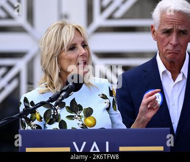 Orlando, Florida. 15. Oktober 2022. Die First Lady der Vereinigten Staaten Dr. Jill Biden hält bei einer Kundgebung in Orlando, Florida, am Samstag, dem 15. Oktober 2022, Bemerkungen Foto von Joe Marino/UPI Credit: UPI/Alamy Live News Stockfoto