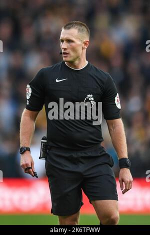 Wolverhampton, Großbritannien. 15. Oktober 2022. Schiedsrichter, Thomas Bramall, während des Premier League-Spiels Wolverhampton Wanderers gegen Nottingham Forest in Molineux, Wolverhampton, Großbritannien, 15.. Oktober 2022 (Foto von Mike Jones/News Images) in Wolverhampton, Großbritannien am 10/15/2022. (Foto von Mike Jones/News Images/Sipa USA) Quelle: SIPA USA/Alamy Live News Stockfoto