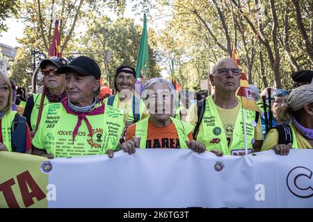 Madrid, Spanien. 15. Oktober 2022. Luisa demonstriert mit ihren Gefährten, sie ist 83 Jahre alt und kam mit mehr als 300 km von Valencia nach Madrid.rund 15.000 Rentner gehen am 15. Oktober 2022 in Madrid, Spanien, auf die Straße, um eine Rentenerhöhung zu fordern, das Geschlechtergefälle zu durchbrechen und angemessene Löhne zu erhalten. (Foto von Jorge Contreras Soto/Sipa USA) Quelle: SIPA USA/Alamy Live News Stockfoto