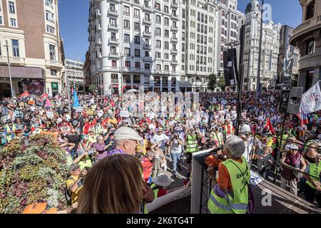 Madrid, Spanien. 15. Oktober 2022. Luisa spricht mit ihren Klassenkameraden über ihre Reise von Valencia nach Madrid zu Fuß, die über 300 km zurückliegt.rund 15.000 Rentner gehen am 15. Oktober 2022 in Madrid auf die Straße, um eine Erhöhung der Rente, eine Lücke zwischen den Geschlechtern und menschenwürdige Löhne zu fordern. (Foto von Jorge Contreras Soto/Sipa USA) Quelle: SIPA USA/Alamy Live News Stockfoto