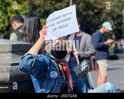 New York, NY, USA. 15. Oktober 2022. New Yorker versammeln sich im Washington Square Park, um die grundlegenden Menschenrechte für die Menschen im Iran zu unterstützen. Diese Demonstration steht im Zusammenhang mit dem Tod von Masha Amini, einer 22-jährigen Iranerin, die in Polizeigewahrsam starb, nachdem sie angeblich die Hijab-Regeln des Landes verletzt hatte. Ihr Tod hat Proteste im Iran und in anderen Ländern ausgelöst. (Bild: © Ryan Rahman/Pacific Press via ZUMA Press Wire) Bild: ZUMA Press, Inc./Alamy Live News Stockfoto