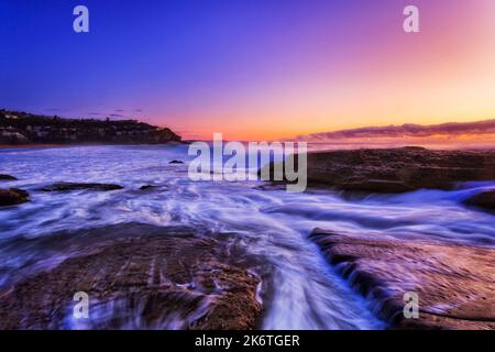 Landschaftlich schöner Sonnenaufgang an der Pazifikküste Australiens - Sydney Northern Beaches Whale Beach und Little Head. Stockfoto