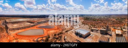 Luftaufnahme über den Tagebau Junction in der Bergbaustadt Broken Hill im australischen Outback - der Hauptstadt des roten Bodens im Outback. Stockfoto