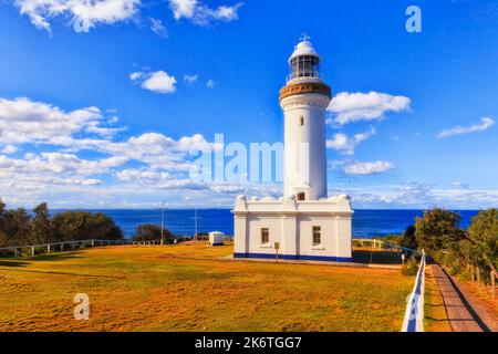 Weißer historischer Leuchtturm am Norah-Kopf der australischen pazifikküste gegen blauen Himmel. Stockfoto