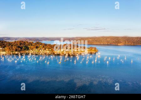 Broken Bay an den Norther Beaches von Sydney pazifikküste - Luftaufnahme über die Jachten, den Yachthafen und die wohlhabenden Vororte. Stockfoto