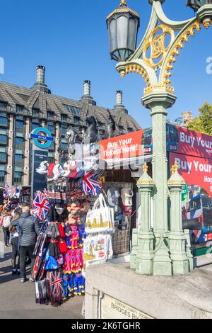 Tourist Souvenir Kiosk an der Westminster Bridge, City of Westminster, Greater London, England, Vereinigtes Königreich Stockfoto