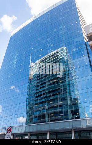 Reflection on Aldgate Tower Building, Whitechapel High Street, Whitechapel, the London Borough of Tower Hamlets, Greater London, England, United Kingdom Stockfoto