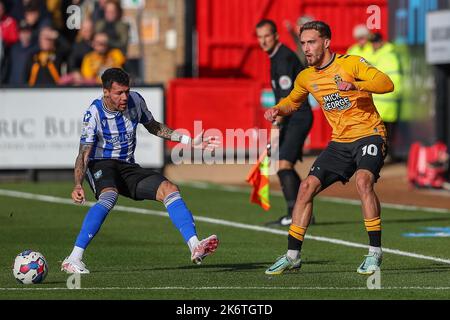 Sam Smith #10 von Cambridge United übergibt den Ball während des Sky Bet League 1-Spiels Cambridge United gegen Sheffield Mittwoch im Abbey Stadium, Cambridge, Großbritannien, 15.. Oktober 2022 (Foto von Gareth Evans/News Images) Stockfoto